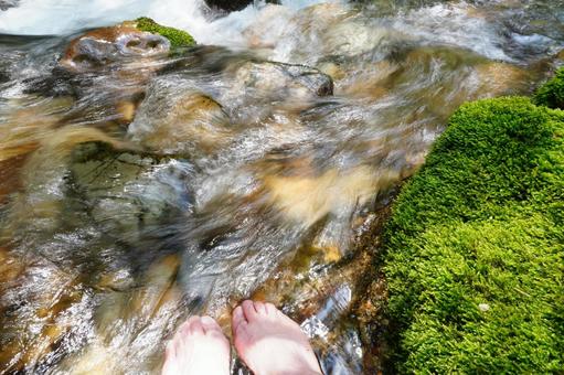 冷たい川の水に足を浸す 冷たい川の水に足を浸す 川,渓谷,石の写真素材