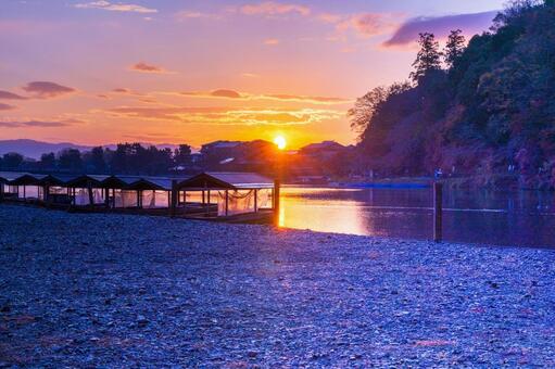 朝日をうける桂川の屋形船 渡月橋,嵐山,桂川の写真素材