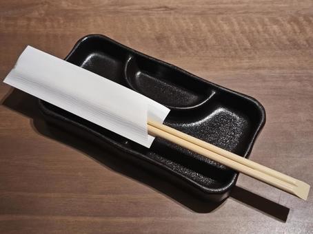 焼肉店の箸とたれ皿 焼肉店の箸とたれ皿の写真