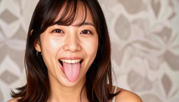 舌を出して笑顔の日本人女性 舌を出して笑顔の日本人女性の写真