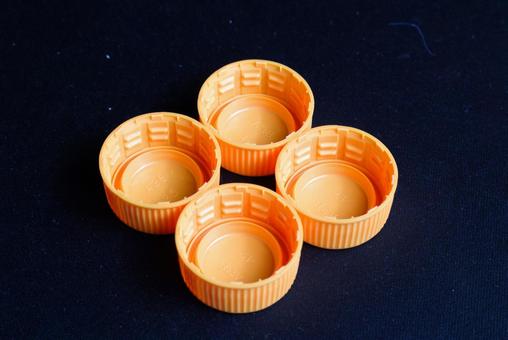 オレンジのペットボトルキャップ4個ズーム キャップ,ペットボトル,蓋の写真素材