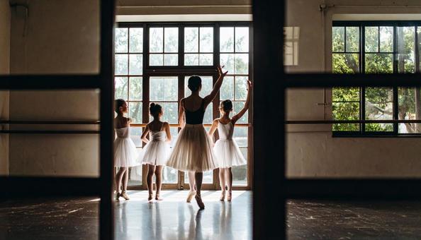 バレエ教室でレッスンする 女の子 バレエ教室でレッスンする 女の子の写真