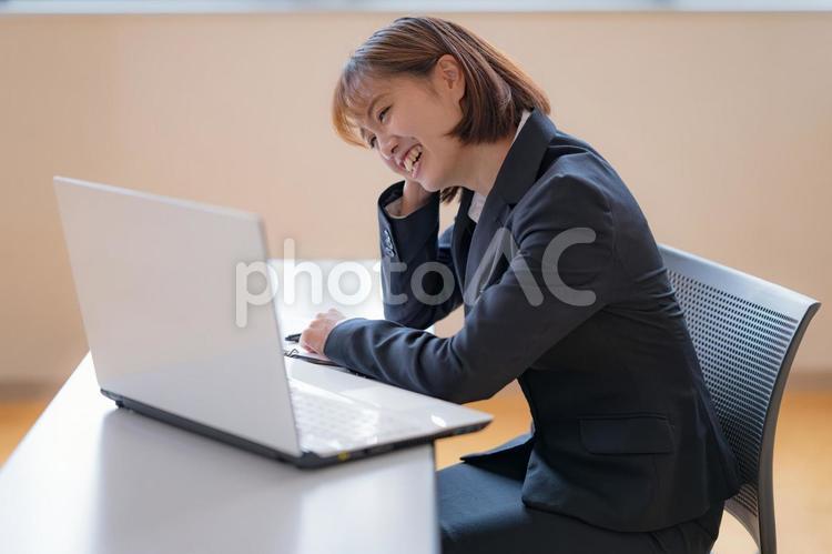 眠たげなビジネスウーマン 女性,ビジネスウーマン,ビジネスマンの写真素材