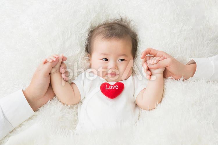 手をつなぐ赤ちゃん ハート,赤ちゃん,両親の写真素材