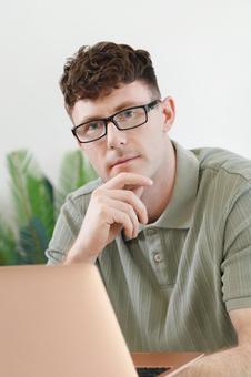 手に持ってノートパソコンを使う筋肉質な男性 男性,外国人,欧米人の写真素材