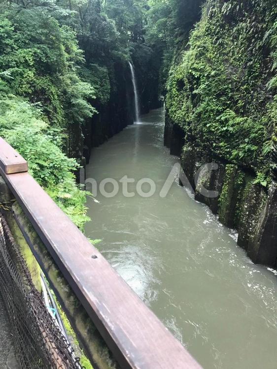 渓谷に流れる滝と清流 渓谷,滝,川の写真素材