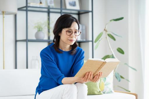 読書するミドルの女性 読書,本,読むの写真素材