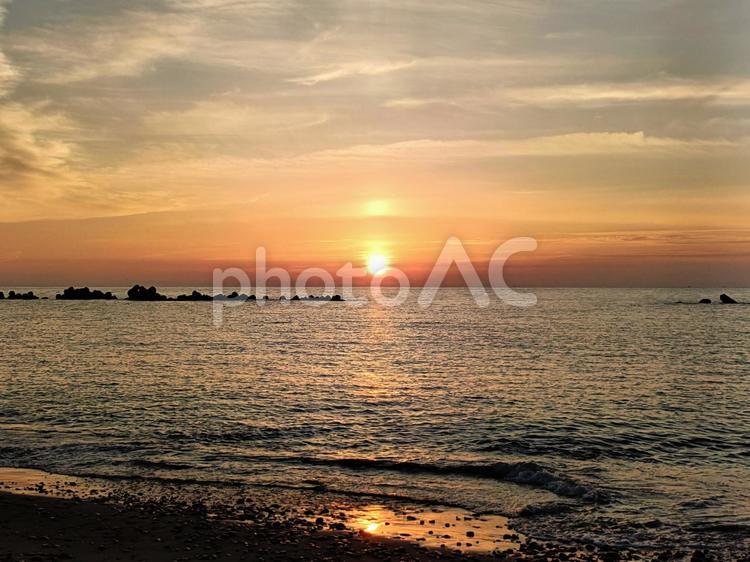 日本海に沈む夕日2 日本海,海,夕暮れの写真素材
