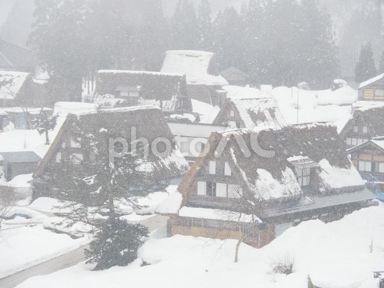 雪積もる　伝統的な建物 冬,雪国,大雪の写真素材