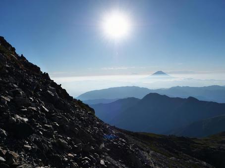 白根三山の尾根から望む早朝の富士山 白根三山の尾根から望む早朝の富士山 富士山,白根三山,朝の写真素材
