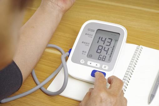 家庭用血圧計で血圧を測定する人の手元 血圧,血圧計,測定の写真素材