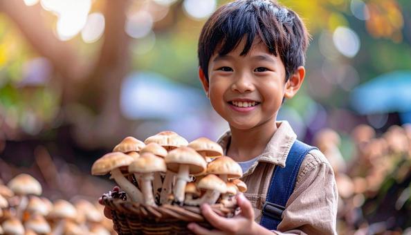 きのこ狩り キノコを収穫して笑顔の男の子 きのこ狩り キノコを収穫して笑顔の男の子の写真