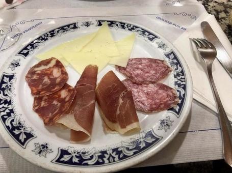スペイン、グラナダのスペイン料理の前菜 スペイン、グラナダのスペイン料理の前菜の写真