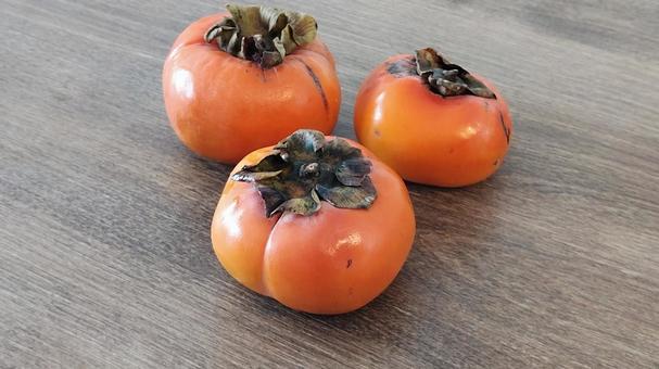 テーブルに置いた柿 食べ物,柿,秋の写真素材