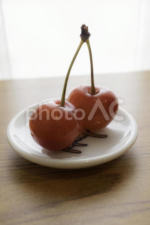 白い小さな皿に乗せたさくらんぼ さくらんぼ,チェリー,白い背景の写真素材