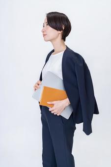パソコンと手帳を持つ女性 パソコンと手帳を持つ女性 ビジネス,営業,会社員の写真素材