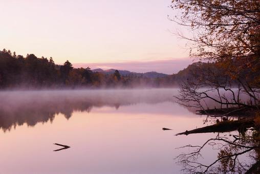 オンネトーの朝焼け オンネトーの朝焼け オンネトーの朝焼け,オンネトー,朝焼けの写真素材