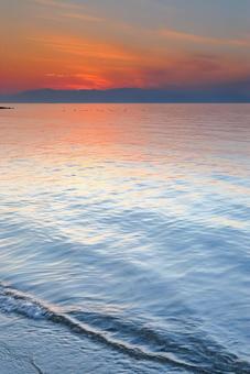 夕焼けの残照と静かな湖_縦 夕焼けの残照と静かな湖_縦 風景,自然,琵琶湖の写真素材