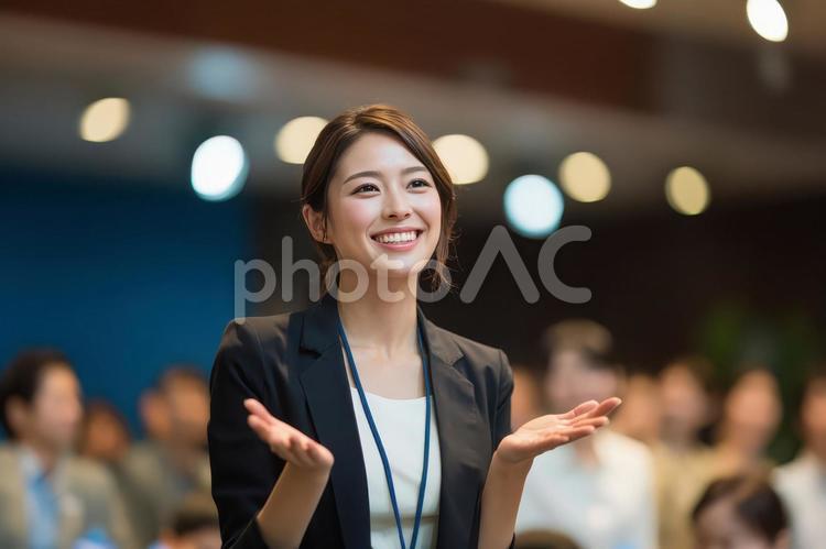 明るい笑顔で話すビジネスウーマン 女性,ビジネス,笑顔の写真素材