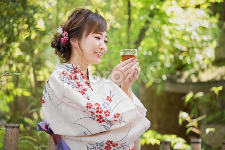 飲み物を飲む浴衣姿の女性 冷茶,浴衣,お茶の写真素材