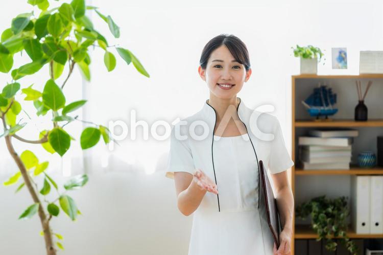 エステティシャンの若い女性 エステティシャン,女性,笑顔の写真素材