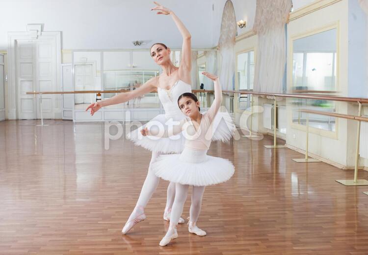 マンツーマンで踊る先生と生徒 バレエ,レッスン,子供の写真素材