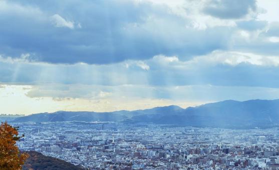 雲間から光のシャワーが降り注ぐ京都 雲間から光のシャワーが降り注ぐ京都 空,自然,風景の写真素材