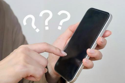 スマホを持つ女性　？？？イメージ はてな,？,質問の写真素材