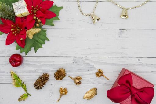 クリスマス飾りと白い木目背景 クリスマス,ポインセチア,プレゼントの写真素材