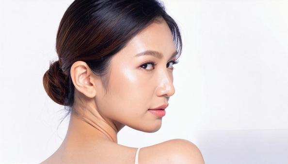 透明感のある肌の美しい女性 透明感のある肌の美しい女性の写真