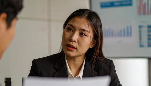 ミーティングするビジネスパーソンの写真