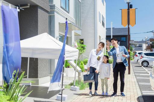 住宅展示場/ハウス展示場　見学 モデルハウス,見学,女性の写真素材