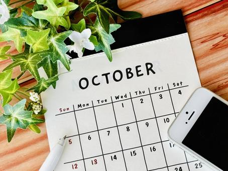 10月カレンダーとスマホ 10月カレンダーとスマホの写真
