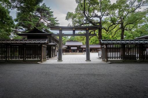 東京 明治神宮 東玉垣鳥居と東神門 東京 明治神宮 東玉垣鳥居と東神門の写真