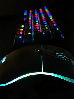 虹色に光るゲーミングキーボードとマウス 虹色に光るゲーミングキーボードとマウスの写真