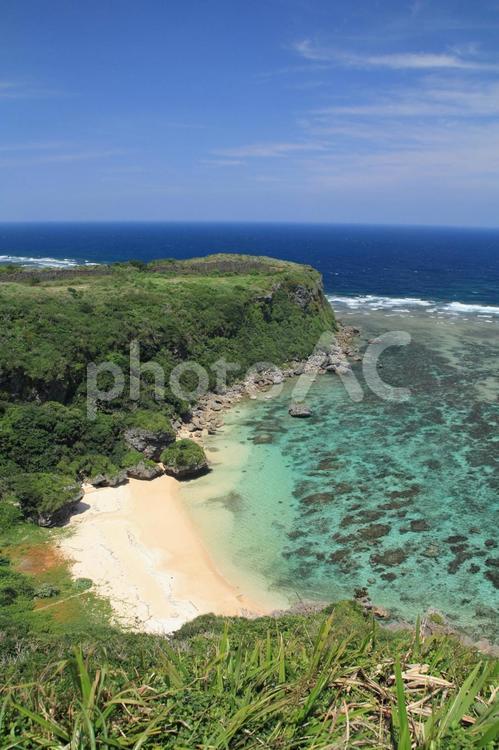 沖縄の海と砂浜と岩 夏,夏休み,思い出の写真素材