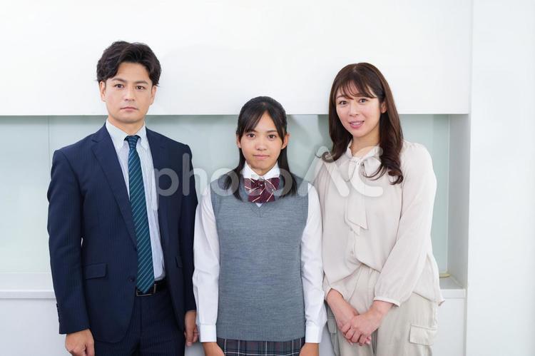 2人の塾講師と女子生徒 塾,人物,女の子の写真素材