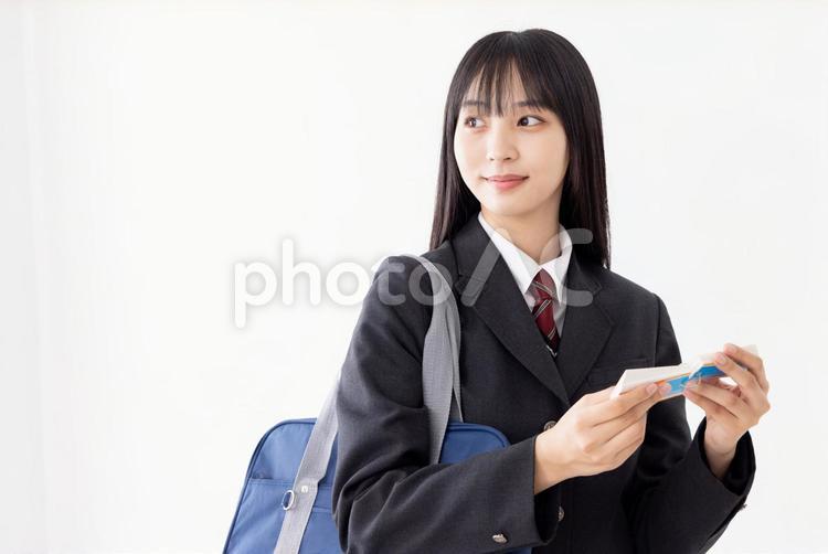 通学中に勉強をする女子高生 女子高生,高校生,暗記カードの写真素材