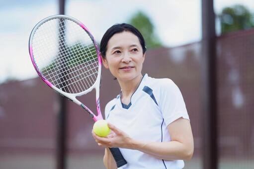 スポーツウェアでテニスを楽しむ女性 女性,テニス,ラケットの写真素材