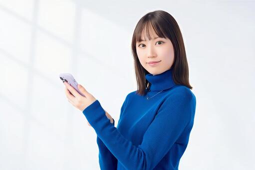 スマホを持つ女性・ビジネスウーマン 女性,人物,スマホの写真素材