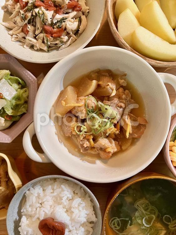 炊飯器ほろほろ鶏大根定食 食事,ご飯,晩ごはんの写真素材