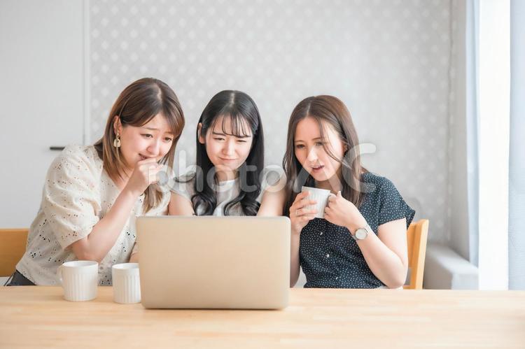 女子会でパソコンを見る女性たち（困る） ノートパソコン,スリル,怖いの写真素材