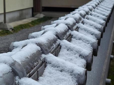 瓦と雪 瓦と雪 冬の朝,瓦,積雪の写真素材