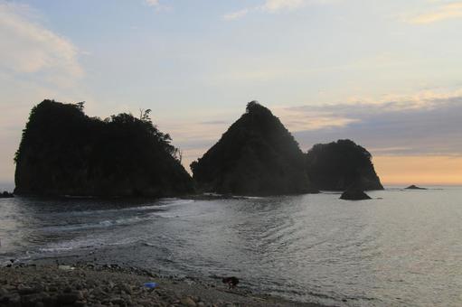 トンボロ現象の瀬浜海岸からの夕景 トンボロ現象の瀬浜海岸からの夕景の写真