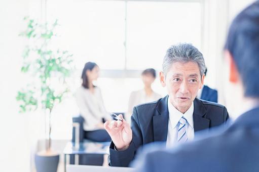 商談をする営業マン 女性,営業,交渉の写真素材