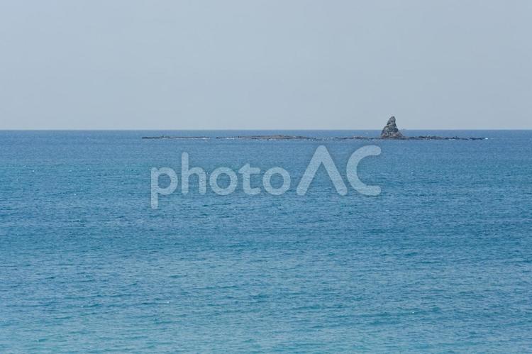 青い空とターコイズブルーの海と烏帽子岩 青空,海,ターコイズブルーの写真素材