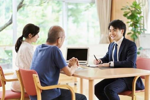 A man in the sales position who makes a proposal, businessman, consultation, parenting, JPG