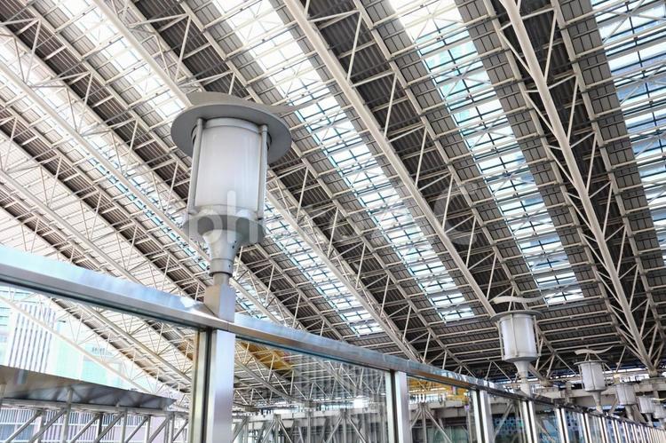 大阪駅　時空の広場　街灯と屋根 大阪,大阪駅,大阪関西万博の写真素材