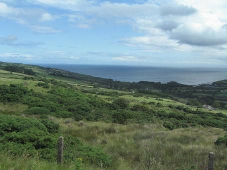 北アイルランドの海と緑の斜面 北アイルランドの海と緑の斜面の写真