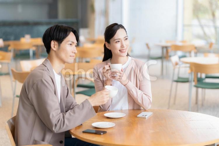 カフェでデートをするカップル カフェ,デート,カップルの写真素材